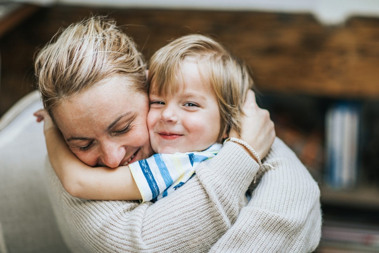 Cuanto más abraces a tus hijos, más se desarrollarán sus cerebros